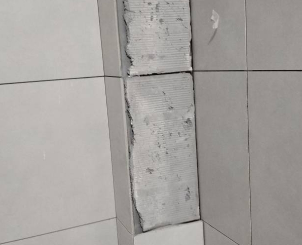 普洱市瓷砖空鼓维修公司分享下瓷砖施工前基层浇水润湿程度不足，可能导致以下问题
